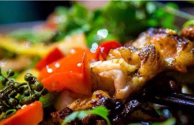 火爆排队的烤鱼,火爆排队的烤鱼小店