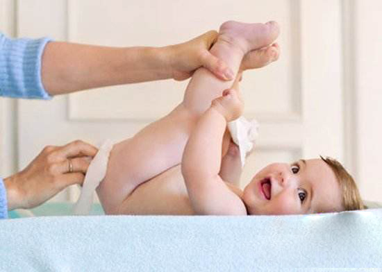 刚出生女宝宝下身有红点,新生女宝有白色和白带一样的东西