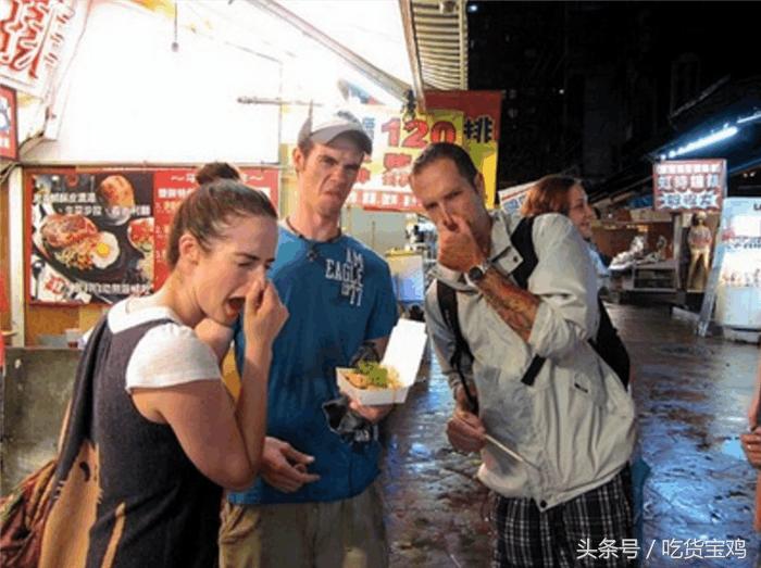 外国人说怎么评价臭豆腐,外国人吃中国的臭豆腐会怎么样