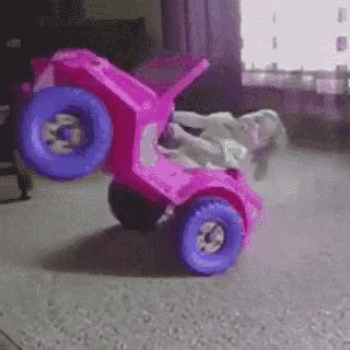 「超厚底洞洞鞋」太浮夸！Balenc*aga最新联名单品又引热议？！