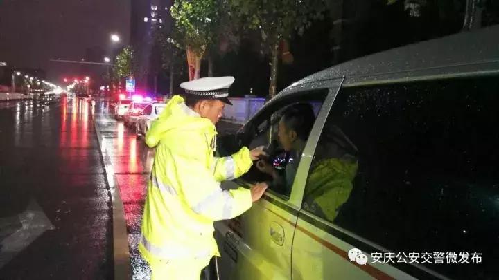 放个假，还哪儿都是交警~