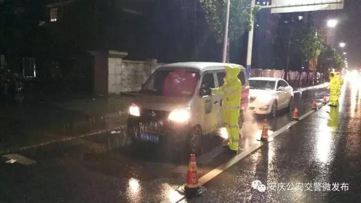 放个假，还哪儿都是交警~