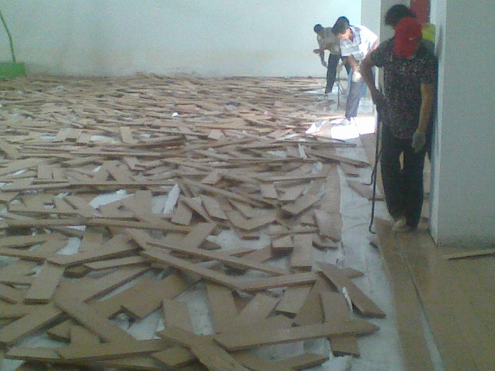 家里的地板擦得再干净还不如赚钱,家里旧的地板可以换新吗