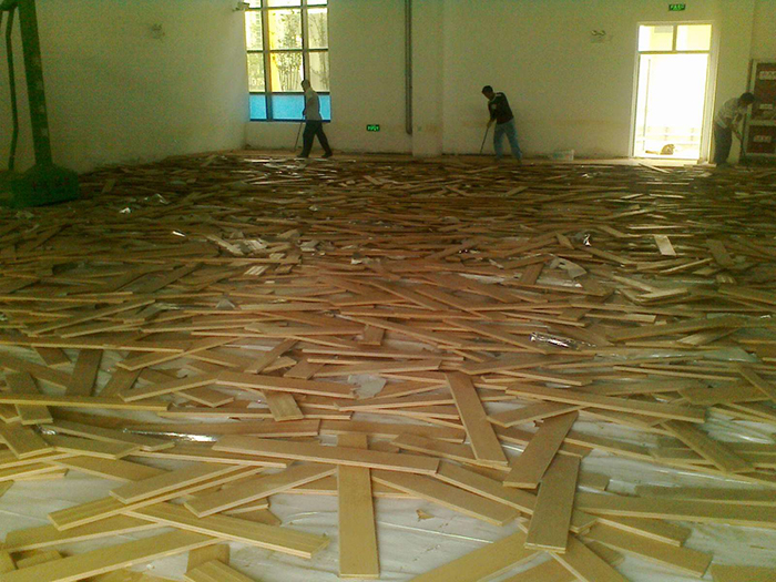 家里的地板擦得再干净还不如赚钱,家里旧的地板可以换新吗