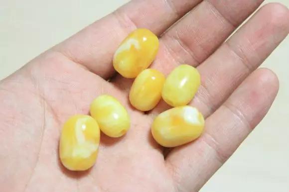 二代蜜蜡打紫光灯啥颜色,蜜蜡原石二代是什么意思