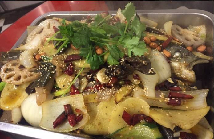 火爆排队的烤鱼,火爆排队的烤鱼小店