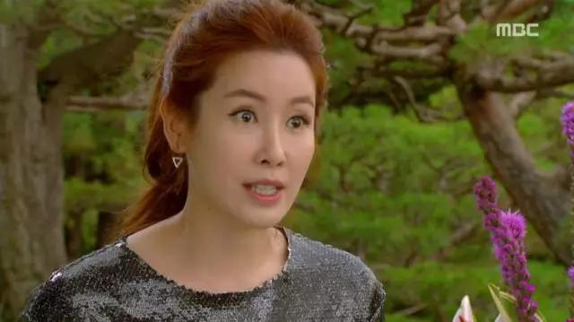 韩剧同款首饰,宋仲基片场被拍与宋慧乔同款卫衣