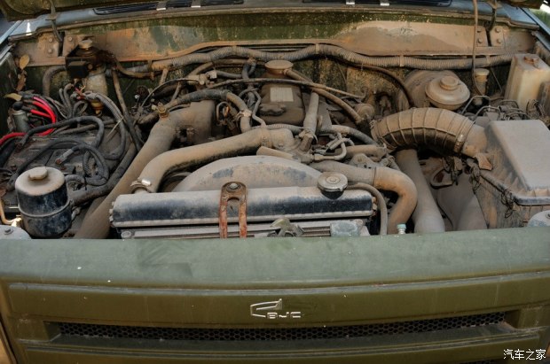 北汽军用勇士视频,国产伞兵突击车越野视频