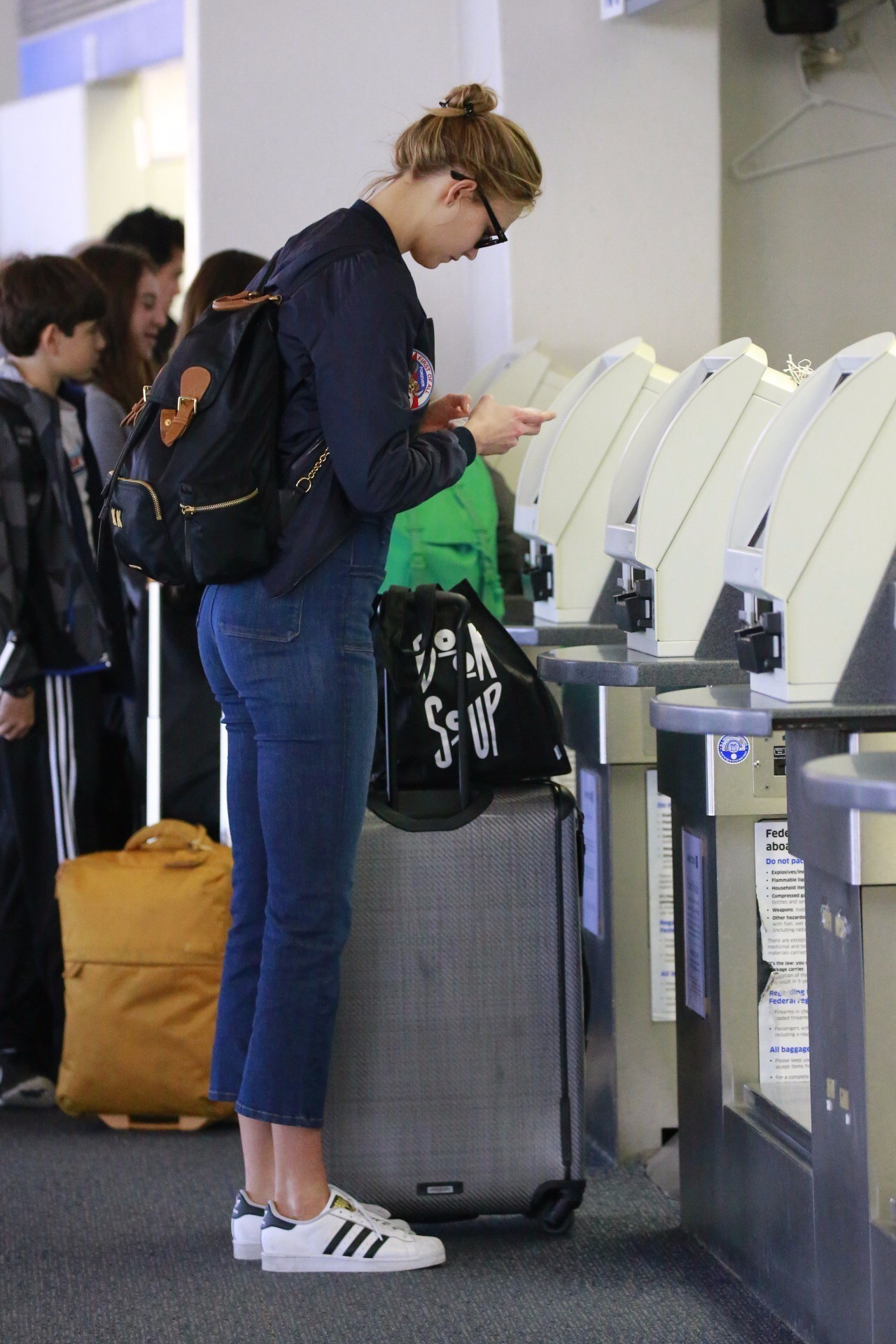 街拍国外夏天最尴尬搭配,2021明星街拍穿搭冬季