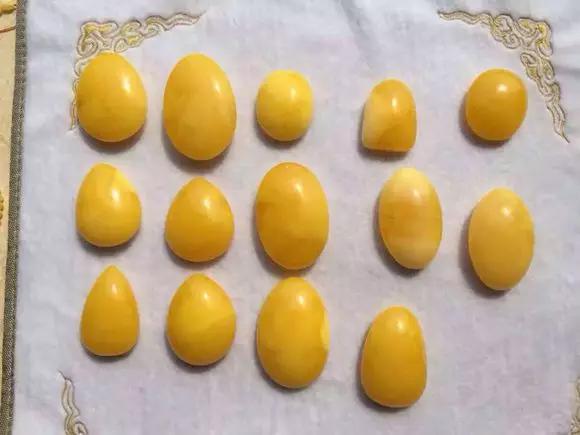 二代蜜蜡打紫光灯啥颜色,蜜蜡原石二代是什么意思