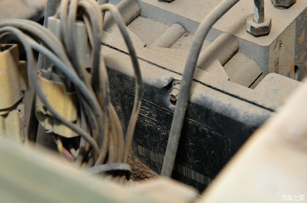 北汽军用勇士视频,国产伞兵突击车越野视频