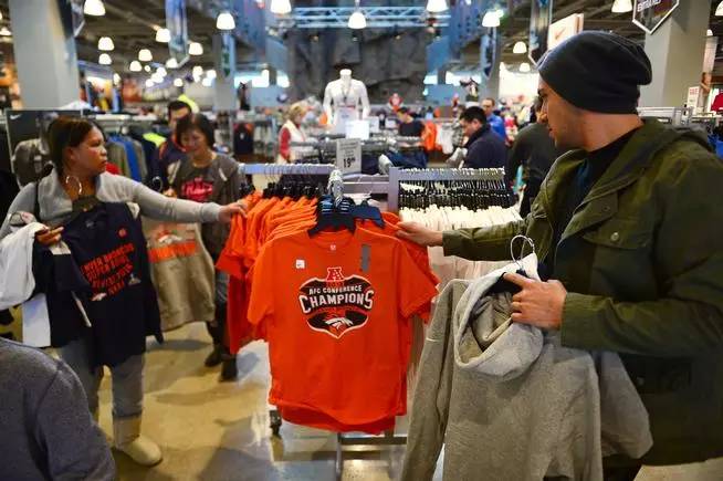 靠着外婆给的300美元，他开了一家体育用品店，最后还成了世界500强