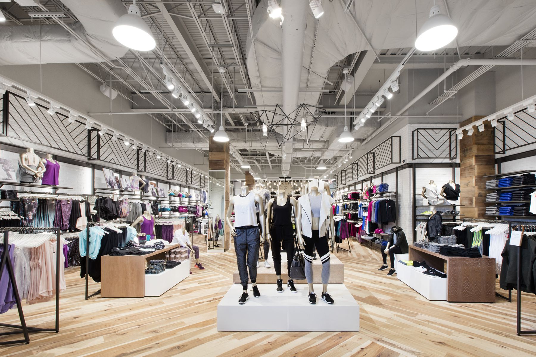 靠着外婆给的300美元，他开了一家体育用品店，最后还成了世界500强