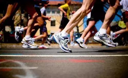 跑马拉松又累又花钱图什么呢,马拉松跑那么快为什么不累