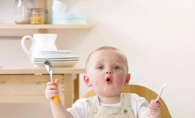 不挑食的窗口期：勺与杯的训练，抓与咬的体验