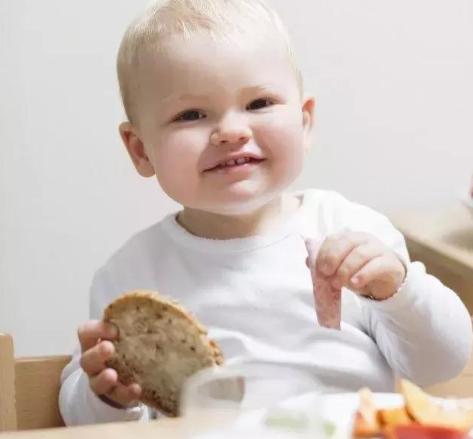 不挑食的窗口期：勺与杯的训练，抓与咬的体验