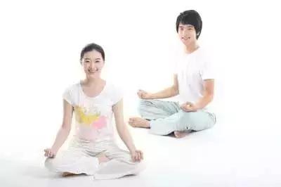 瑜伽课：4个瘦腿妙招，坐着也瘦腿