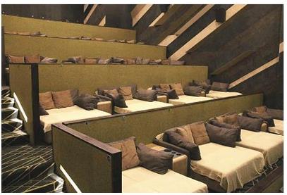 影院开床厅躺着看电影票价150元你看不看原创