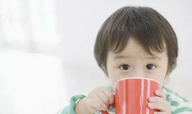 不挑食的窗口期：勺与杯的训练，抓与咬的体验