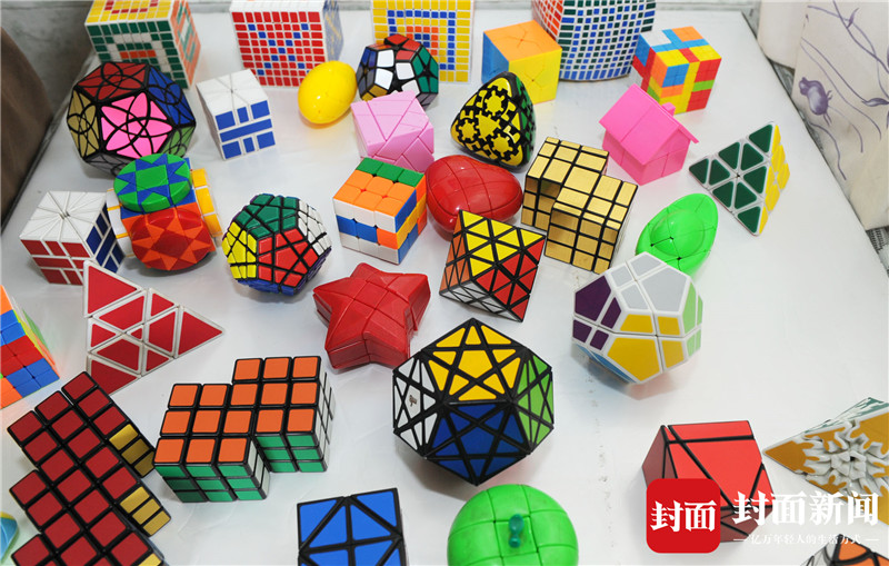 魔方神童用脚复原三阶魔方,魔方哥复原15阶魔方2小时