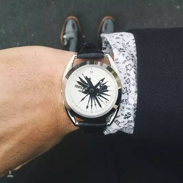 一位英国手表设计师，他有100种方法取代传统指针表示时间