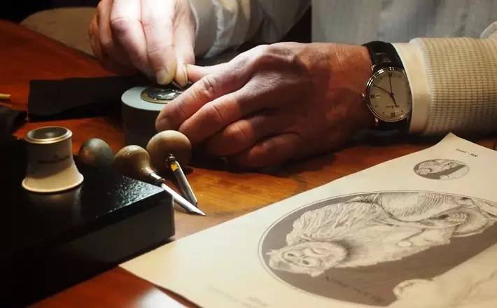 我们见到了瑞士制表师大神，他在雕刻一只金丝猴|雅趣臻选
