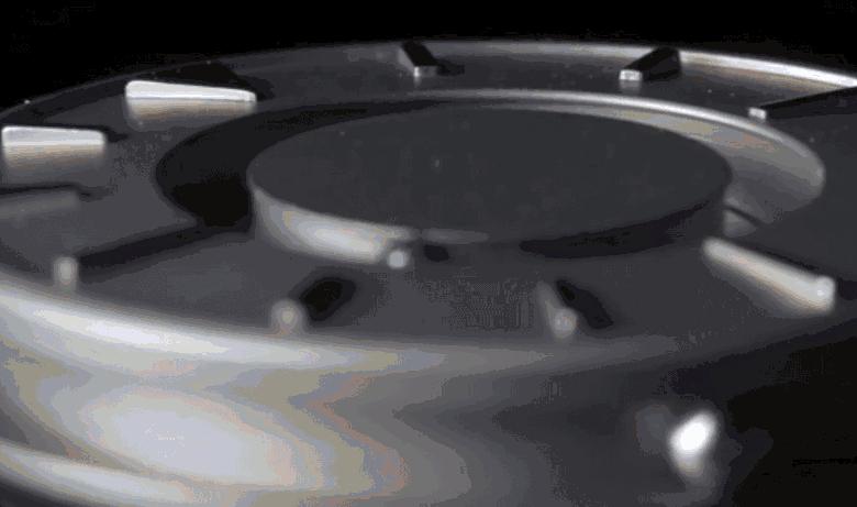 一位英国手表设计师，他有100种方法取代传统指针表示时间