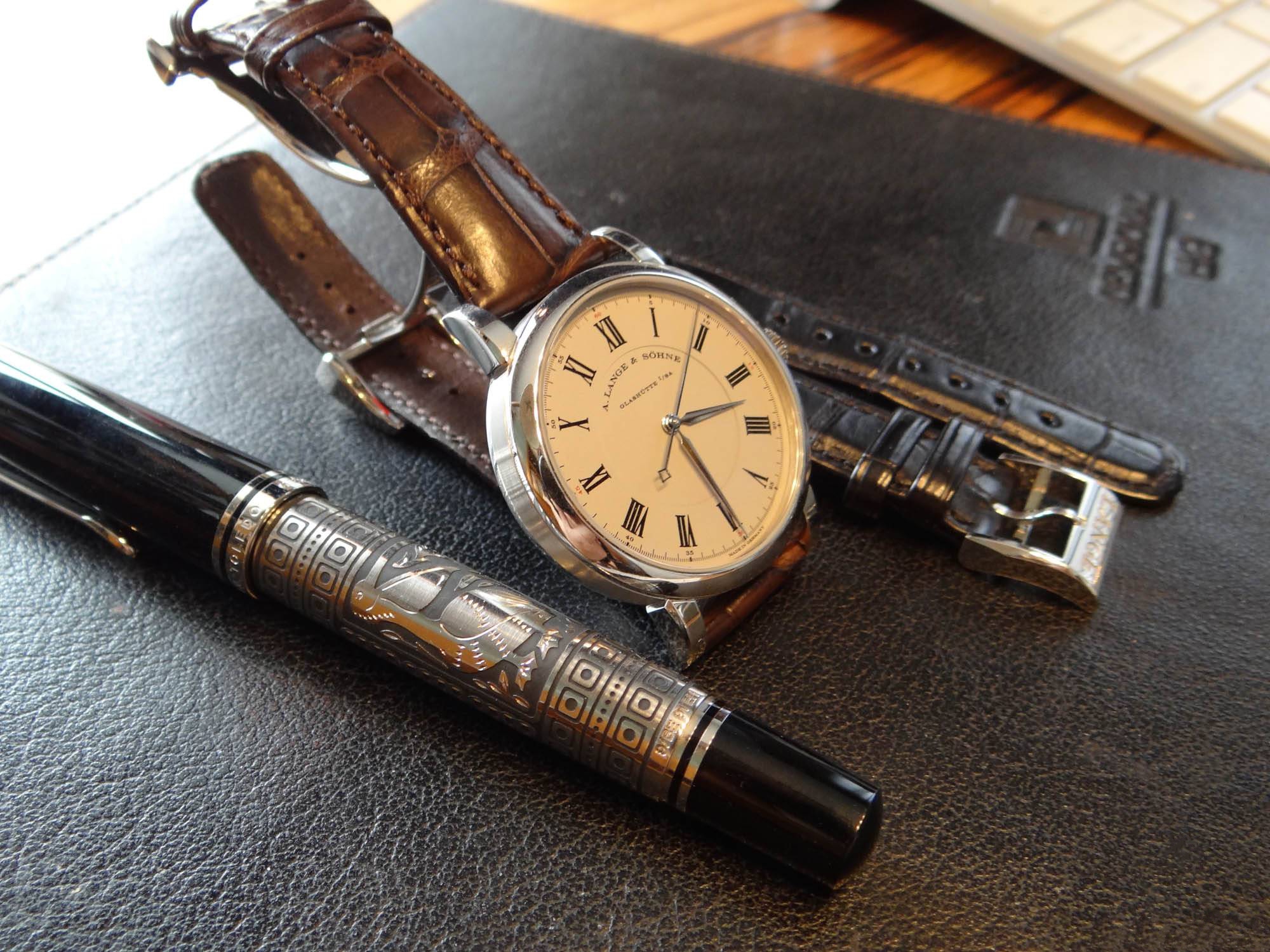 蓝色牛皮表带和蓝色鳄鱼皮表带,小牛皮表带好还是鳄鱼皮表带好