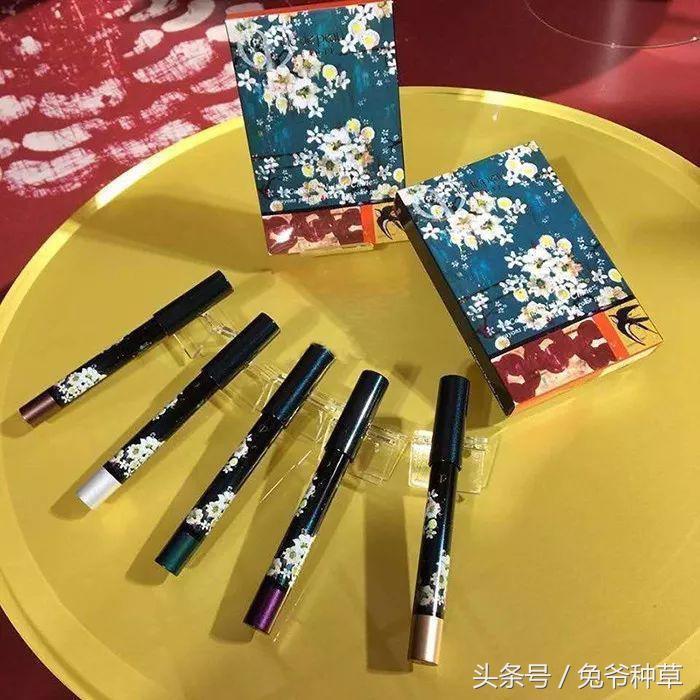 历年彩妆圣诞款,丧心病狂的妆容