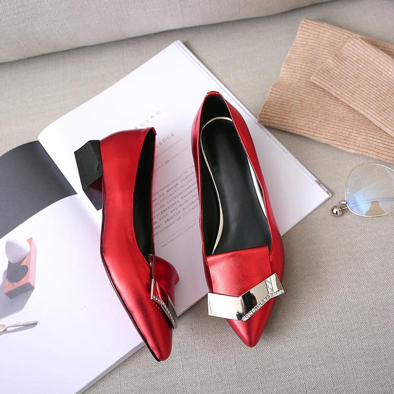 小方包搭什么鞋,百搭小方包