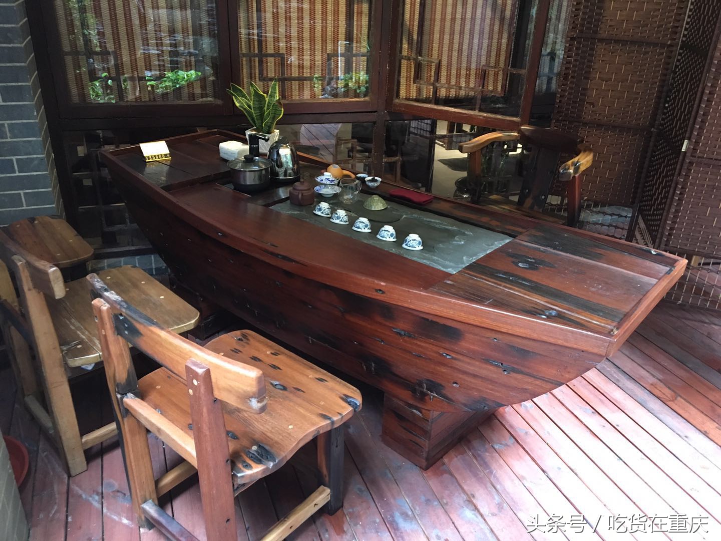 大气！这家茶会所的茶台全是老船木所制，老板估计身价上千万