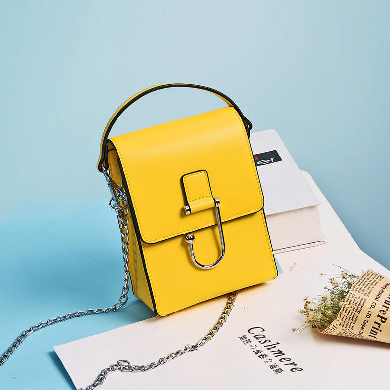 小方包搭什么鞋,百搭小方包