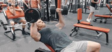 一组最全面的胸肌哑铃训练：8个动作全面强化胸肌各个部位肌群