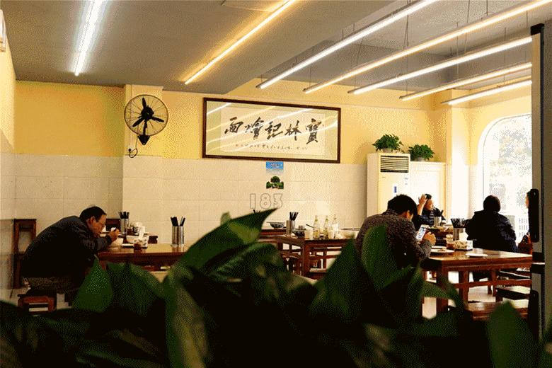 这么偏僻的位置开烩面馆，刚开俩月想吃就要排队，啥情况