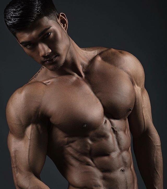 一组最全面的胸肌哑铃训练：8个动作全面强化胸肌各个部位肌群