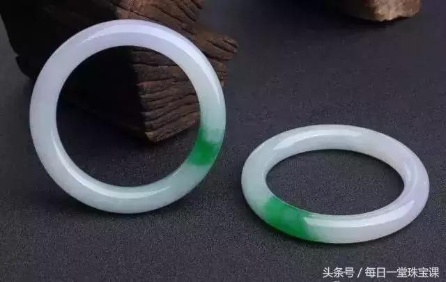 翡翠戴了发黄怎么处理,翡翠手镯发黄怎么补救回来