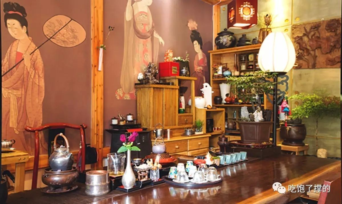 这是一枚用饱含阳光雨露的新鲜玫瑰花做的鲜花饼