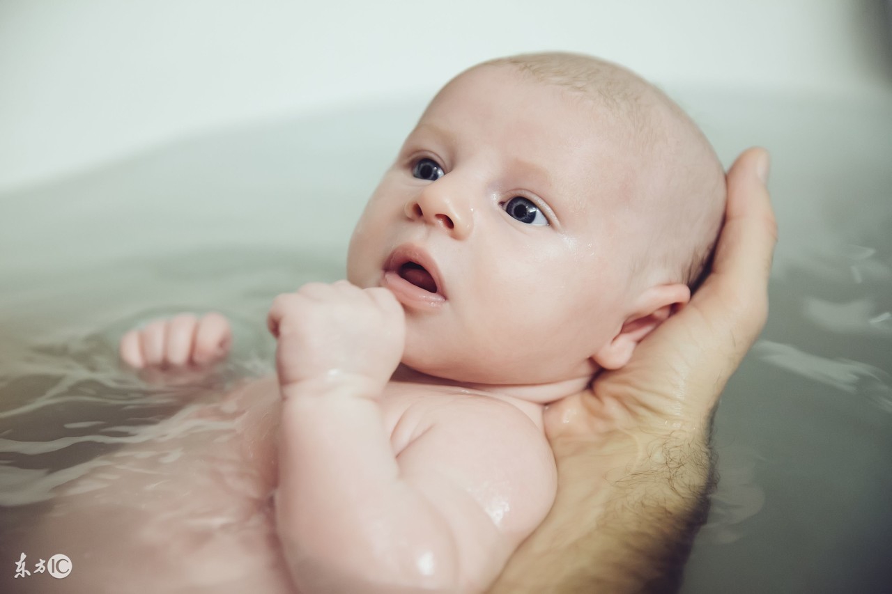 一个月宝宝脸蛋发红粗糙起皮,8个月宝宝脸上泛红起皮有疹子