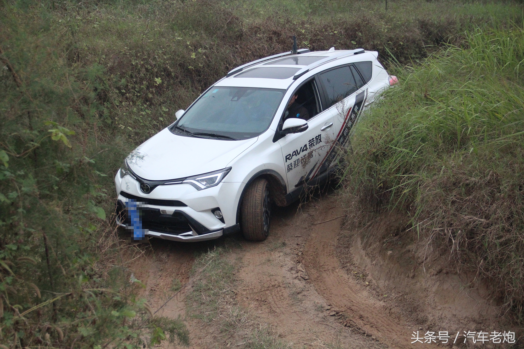2016款丰田rav4荣放四驱测试,能越野的丰田rav4荣放2023款