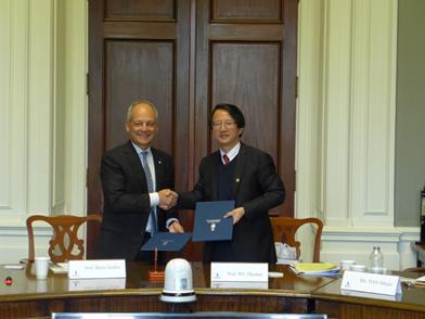 浙江大学校长给哈佛校长送了一副“看不懂”的字？你看懂了吗？