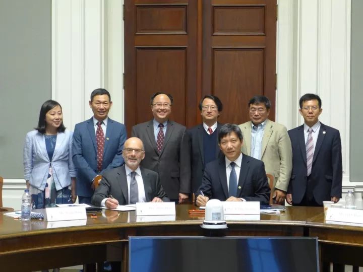 浙江大学校长给哈佛校长送了一副“看不懂”的字？你看懂了吗？