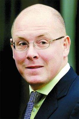 28岁的他让这家财富上亿的银行以1英镑贱卖