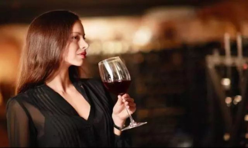 东方紫酒：女人喝酒是一道靓丽的风景