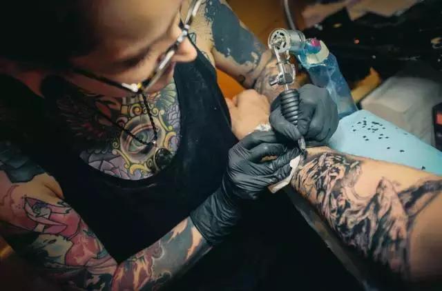 纹身到底要不要跟家里人说,无尚纹身