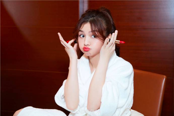 羡慕吴昕一下子就收到了100多支MAC*弹子**头