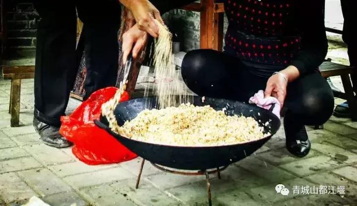 去都江堰必带东西,来到都江堰必吃的美食