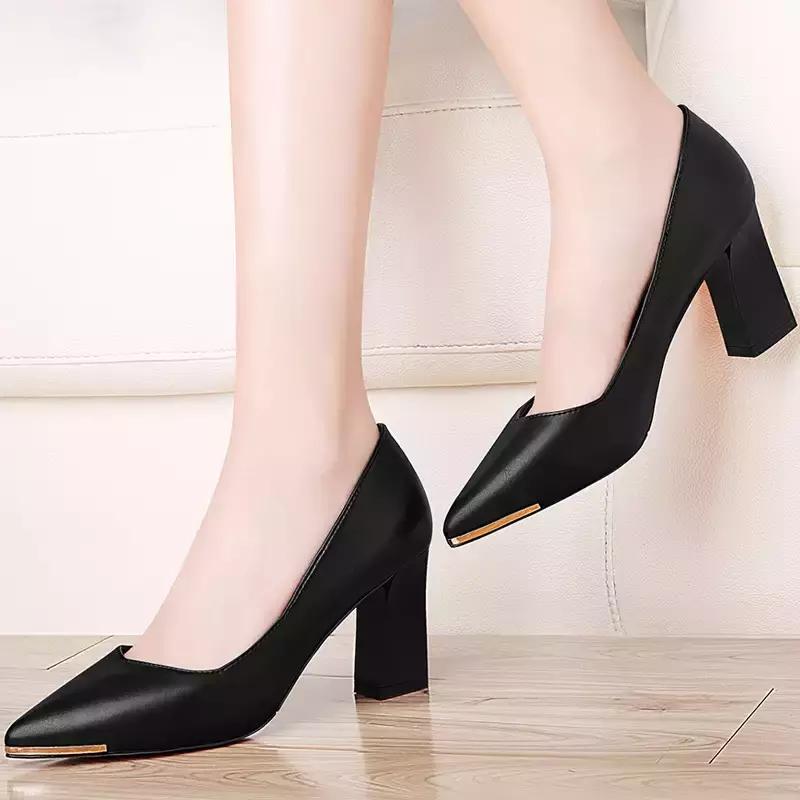 周末摆脱小细跟，粗跟鞋舒适又时髦