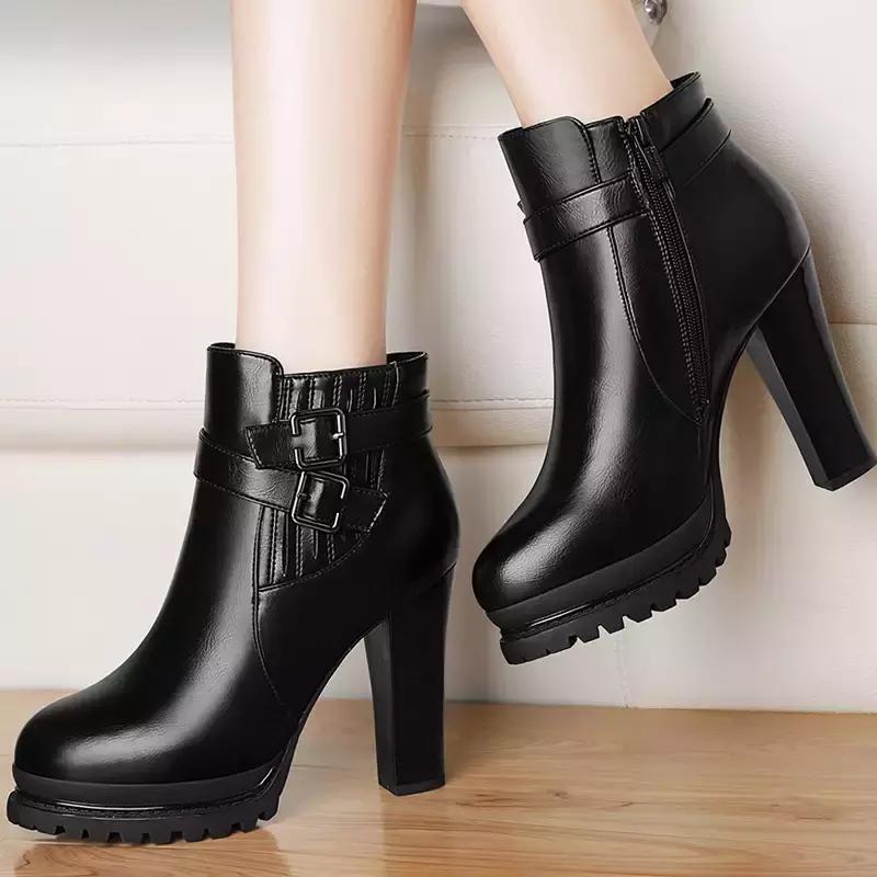 周末摆脱小细跟，粗跟鞋舒适又时髦