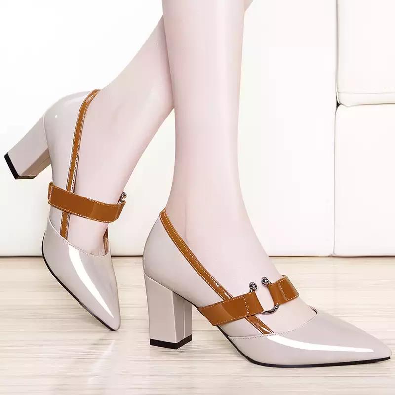 周末摆脱小细跟，粗跟鞋舒适又时髦