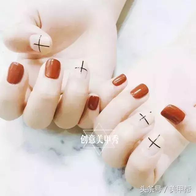 焦糖色美甲显白还是显黑,焦糖色系美甲
